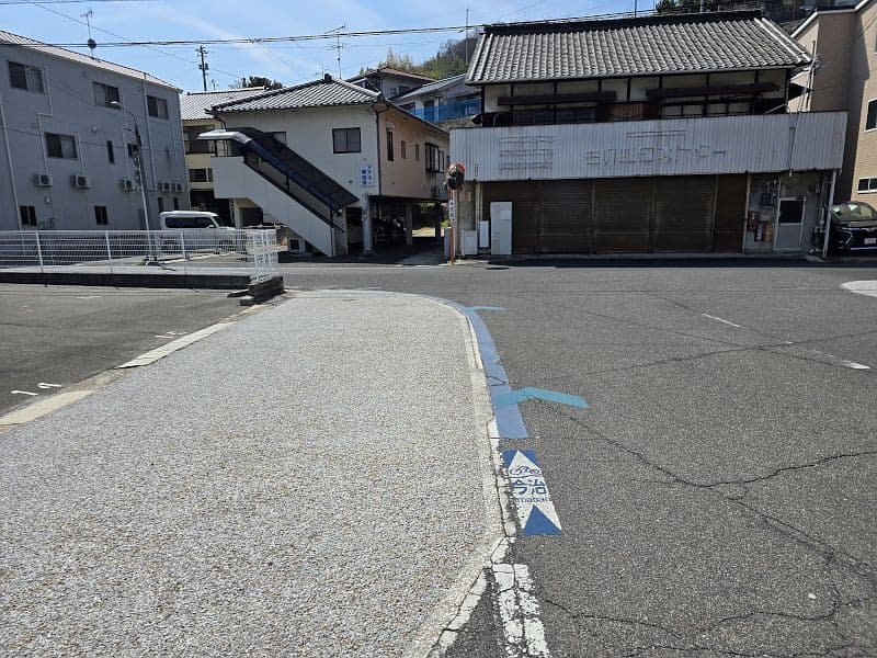 路面に描かれたブルーラインの矢印
