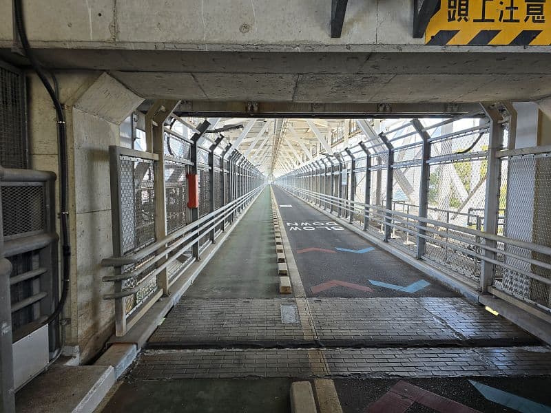 橋の上の自転車・歩行者専用通路