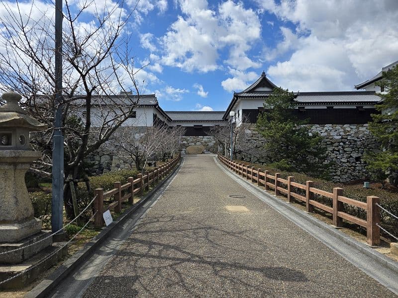 今治城への入口アプローチ