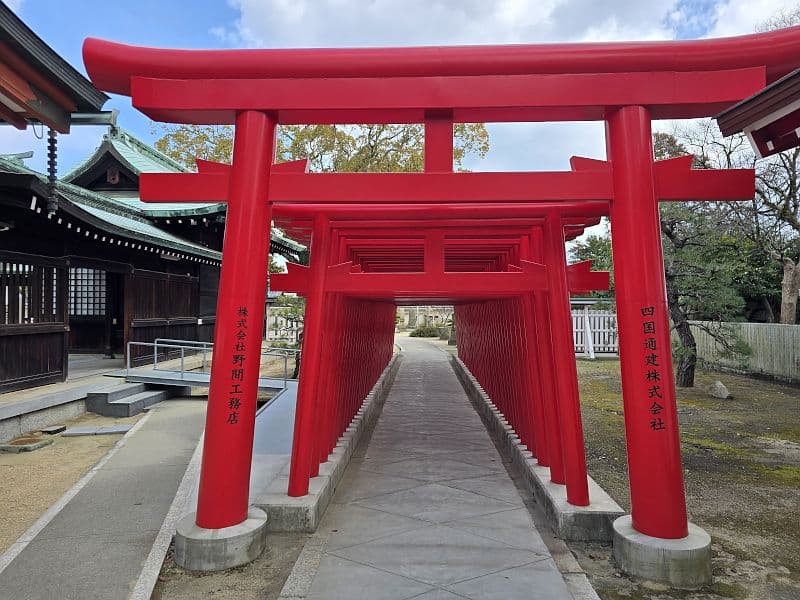 吹揚稲荷神社の鳥居を振り返ったところ
