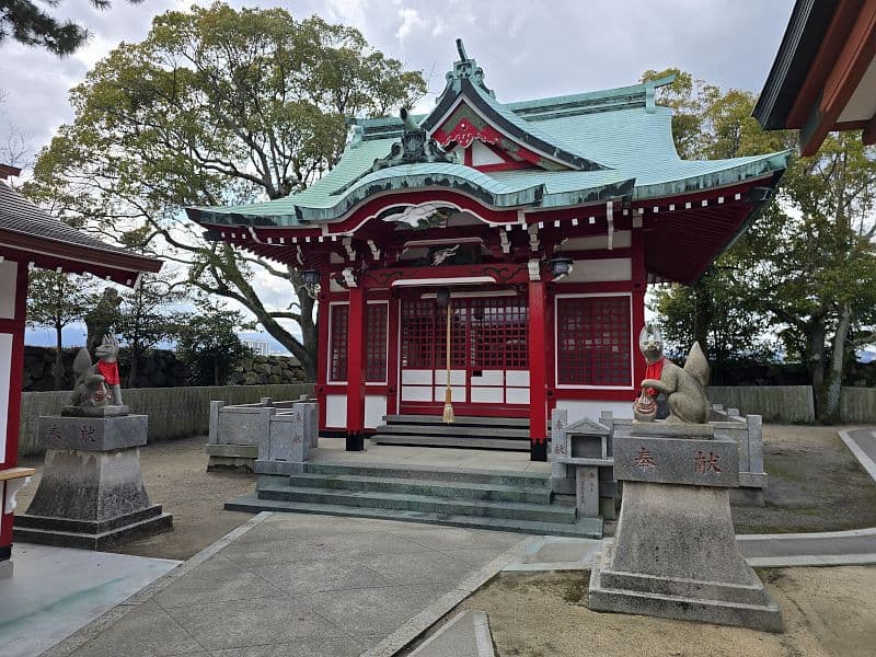 吹揚稲荷神社の社殿と狐の石像