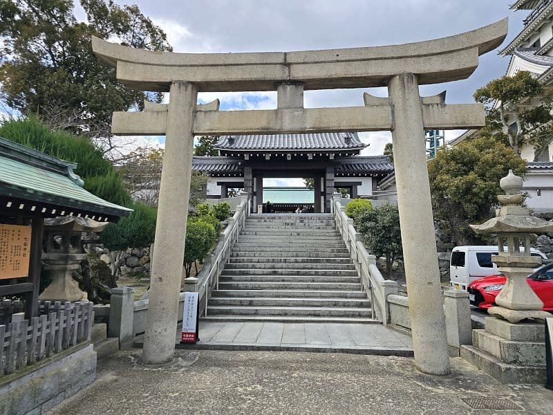 吹揚神社の鳥居と石段