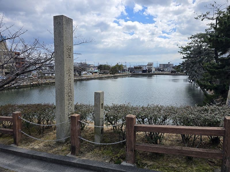 今治城外堀と石碑