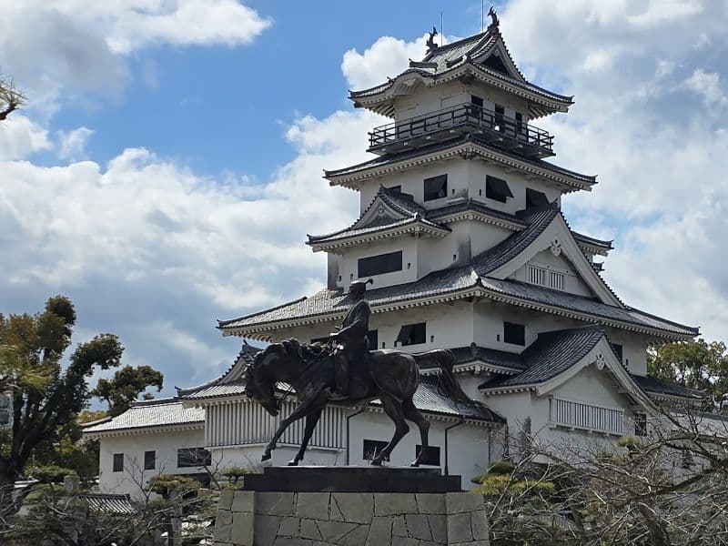 藤堂高虎騎馬像と天守閣のアップ