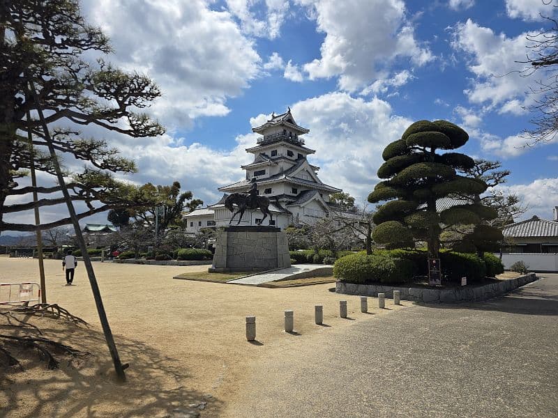 藤堂高虎騎馬像と今治城天守閣