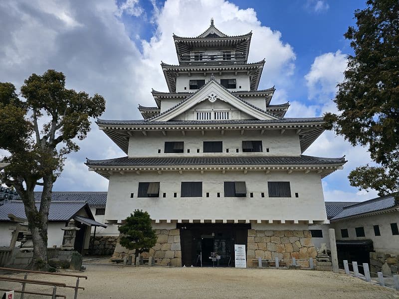 吹揚神社境内から見た今治城天守閣