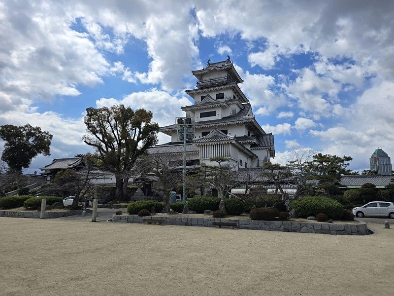 今治城天守閣の全景