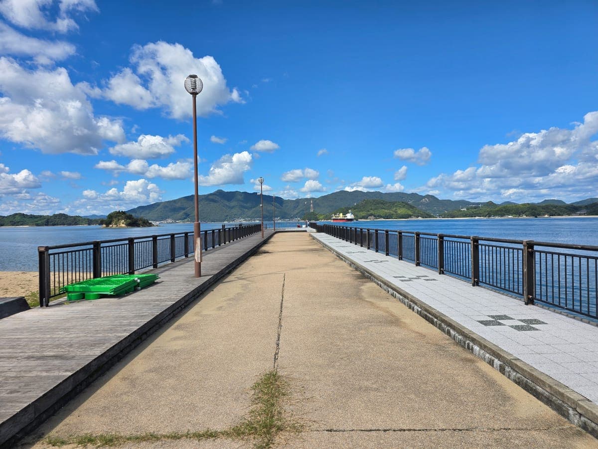 因島アメニティ公園の突堤遊歩道（海に向かってまっすぐ延びる）