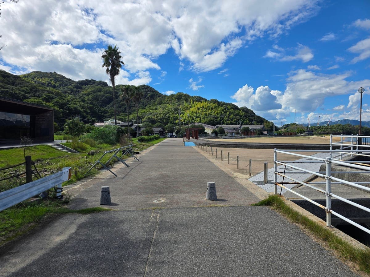 因島アメニティ公園の入口からビーチへ続く遊歩道（車止めと駐輪ラックあり）