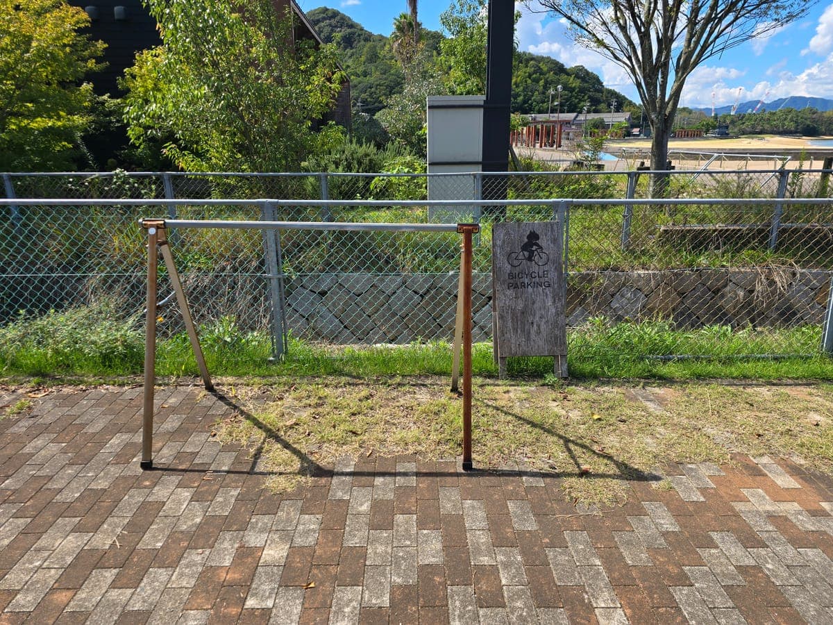 因島アメニティ公園の駐輪ラック（BICYCLE PARKING の木の看板付き）