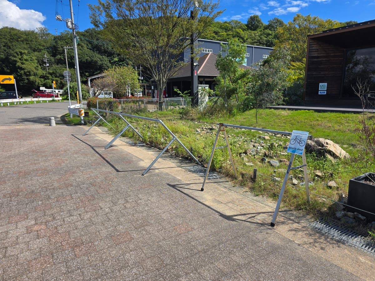 因島アメニティ公園の駐輪ラック（bicycle shed の看板付き・遊歩道の入口近く）