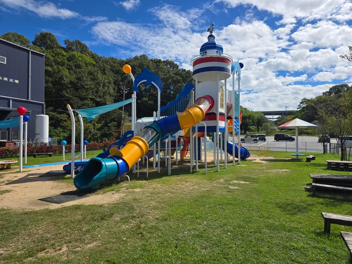因島アメニティ公園の大型遊具（灯台の形をした滑り台）