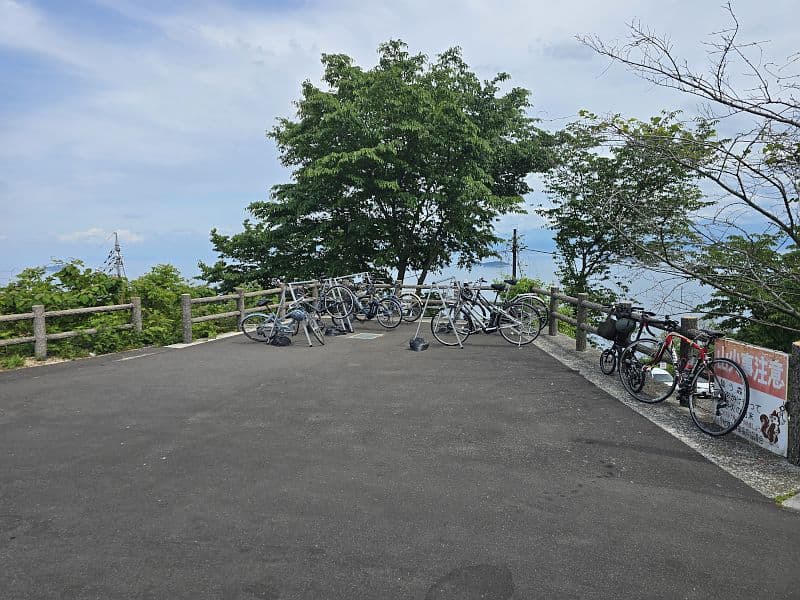 亀老山展望公園山頂の駐輪スペース（サイクリストの自転車が複数台停められている）