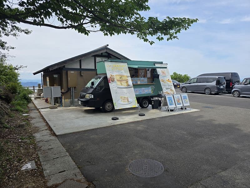 亀老山展望公園山頂のフードトラック（サンドイッチ・スイーツを販売）