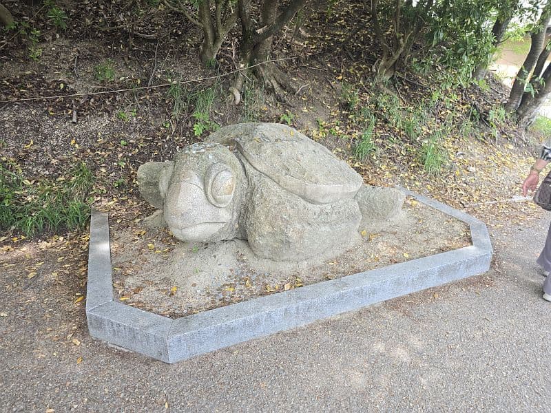 亀老山展望公園入口付近の亀の石像（亀老山の名前にちなんだモニュメント）