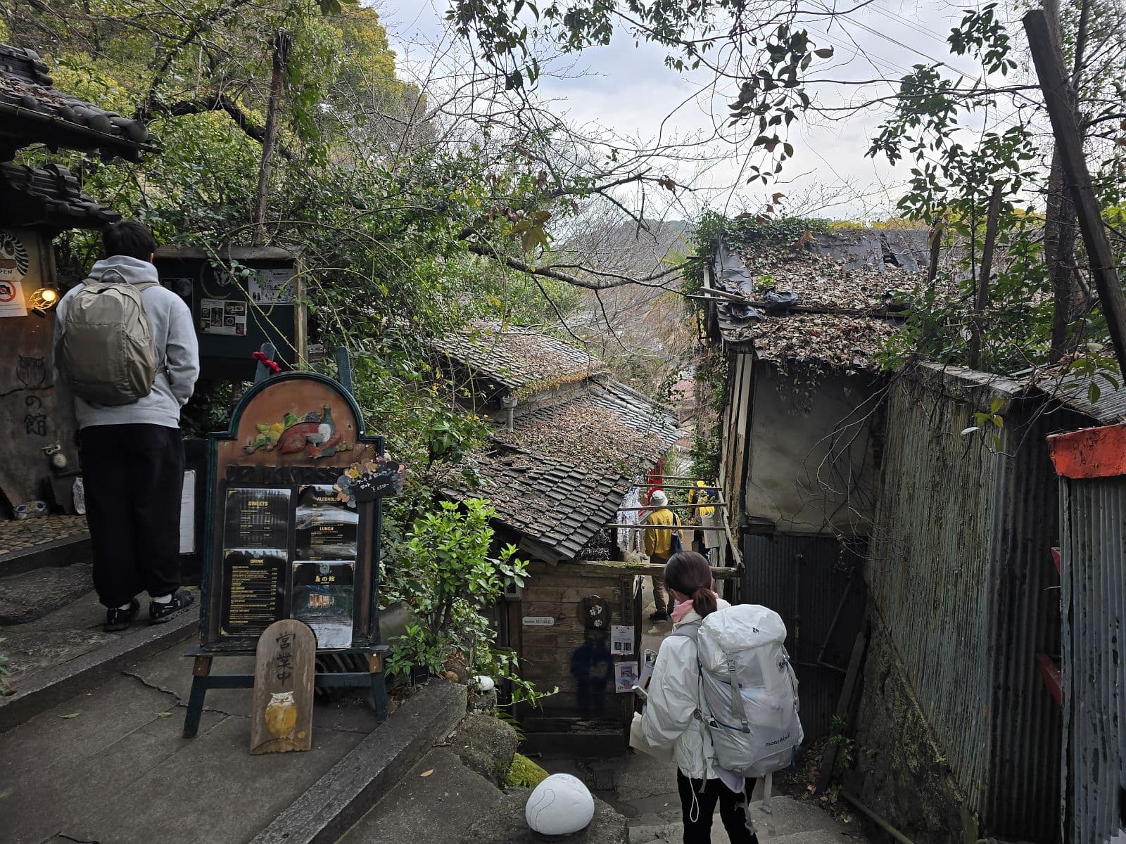 猫の細道の路地全景——観光客が歩く幅1〜2mの石畳（2026年3月・昼過ぎ撮影）