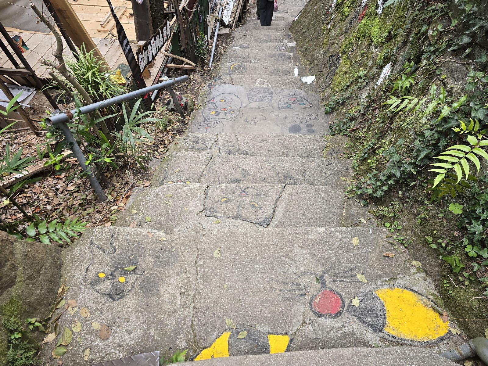 猫の細道の石段猫アート——各段に猫の絵が描かれ、全体で1匹の猫になる仕掛け