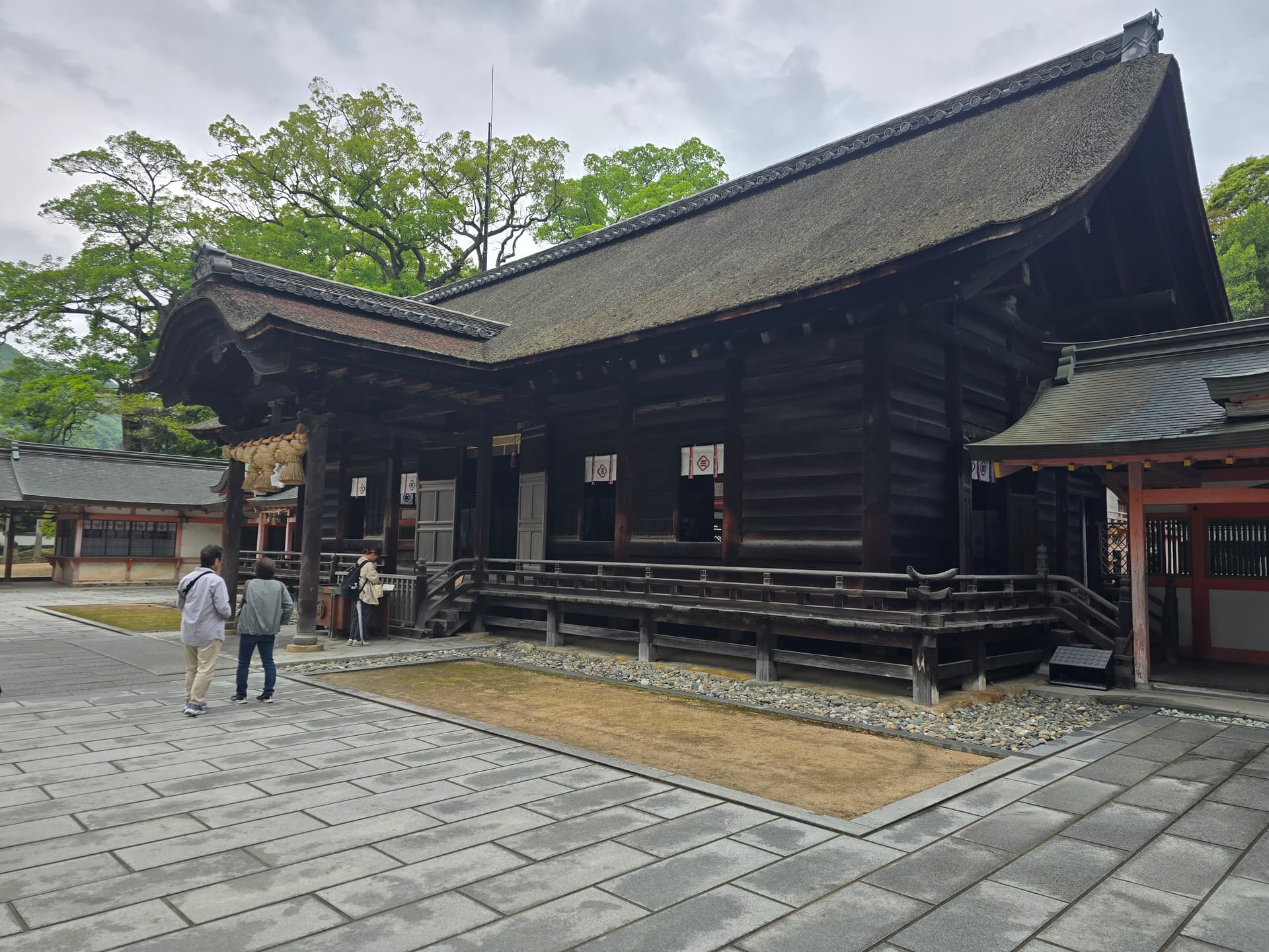大山祇神社の拝殿を斜めから撮影。茅葺き屋根と社殿の奥行きが伝わる角度