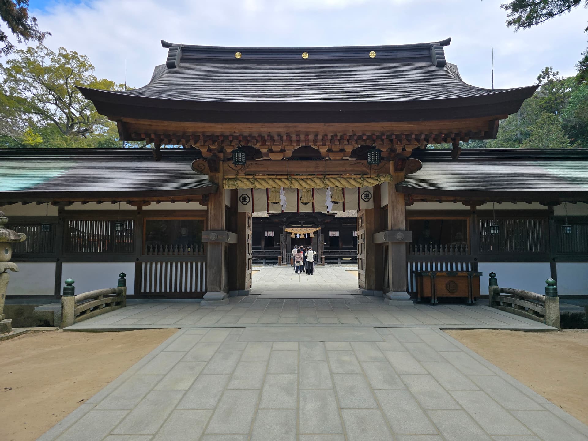 大山祇神社の拝殿（神門側から）。茅葺き屋根と重厚な社殿の構えが格式の高さを示す