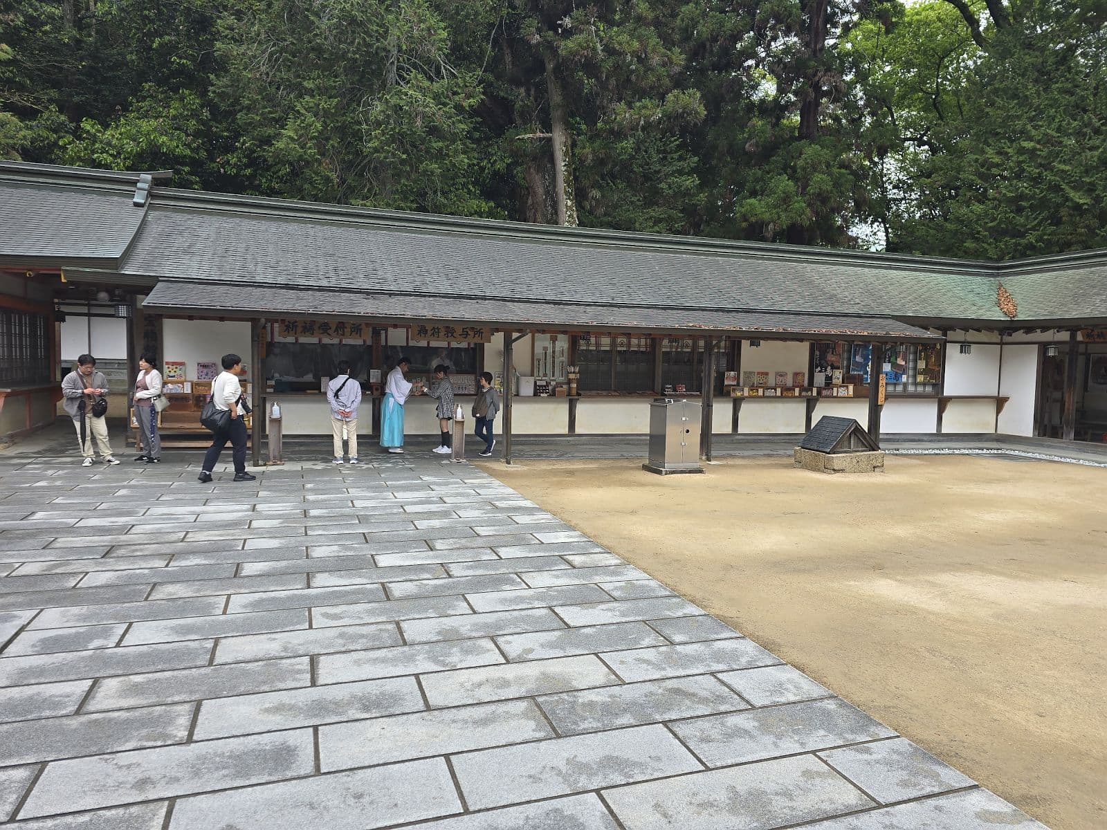 大山祇神社の授与所。御朱印・お守りを授与する社務所の建物と参拝者の様子