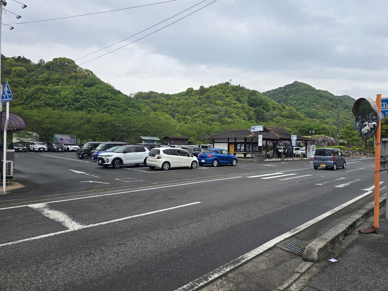 町営藤公園前駐車場の全景。大山祇神社から徒歩圏内にある約50台収容の広い駐車場