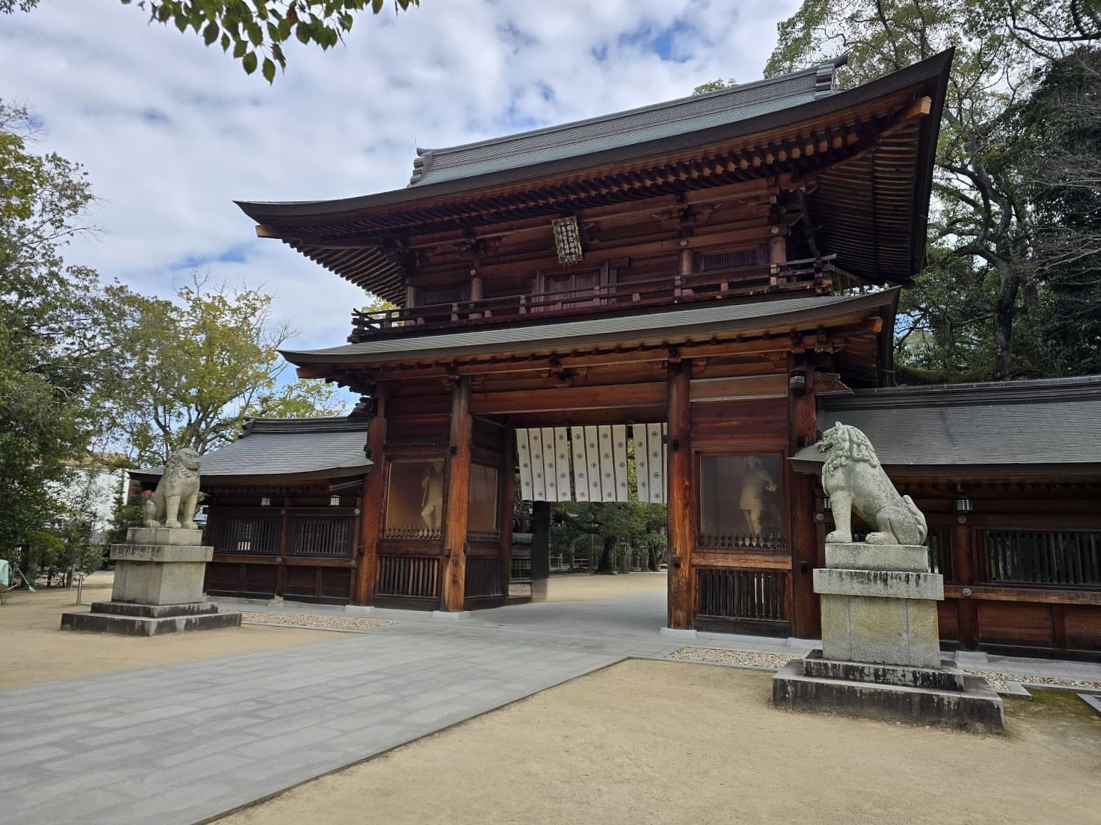 大山祇神社の総門（楼門）。左右に大きな狛犬が構える重厚な門構え
