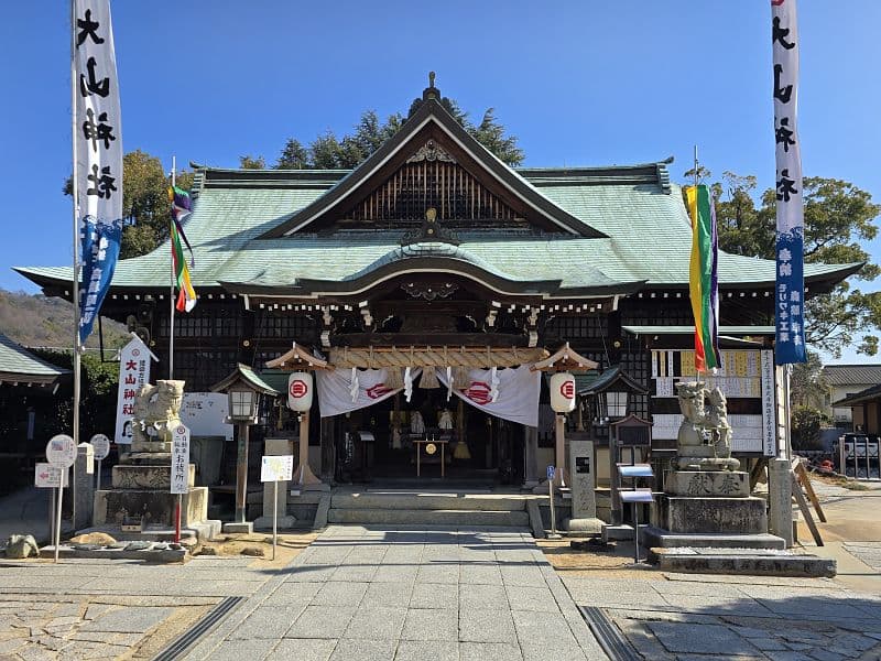 因島大山神社の拝殿正面。緑青色の屋根と木彫りの装飾が施された堂々たる社殿