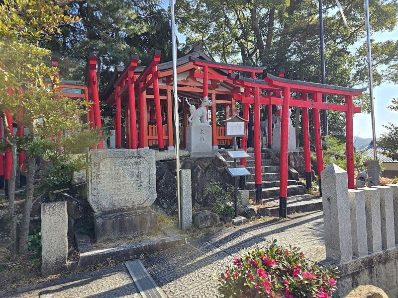 大山稲荷神社の赤い鳥居が連なる参道