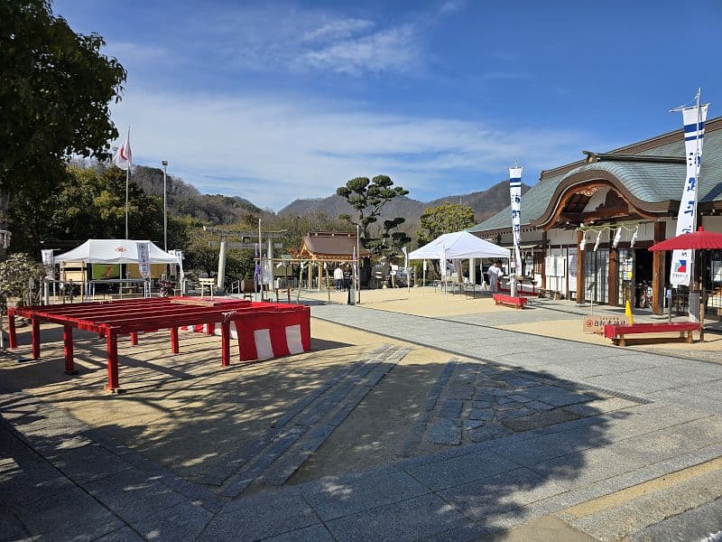 因島大山神社の境内全景。広い砂利の境内と拝殿、周囲の緑