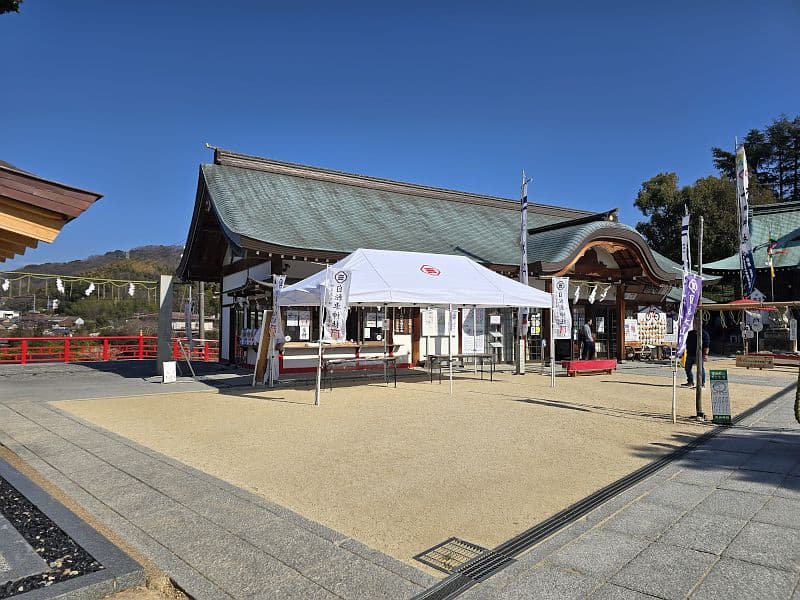 因島大山神社の境内。拝殿を正面に広い砂利の境内が広がる