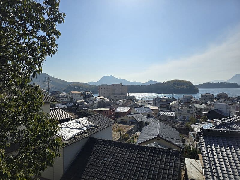 見張台からの眺望。因島の街並みと瀬戸内海、島々のシルエット