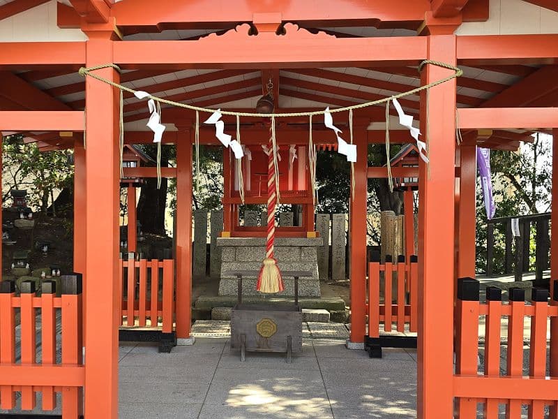 耳明神社。朱塗りの小さな祠が朱い欄干の中に鎮座している