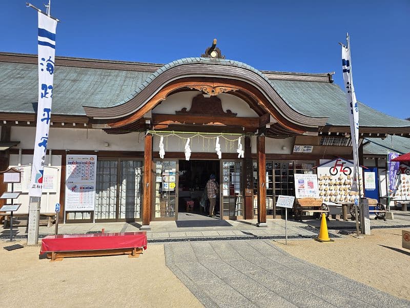 因島大山神社の社務所。右側に自転車をモチーフにした絵馬が飾られている