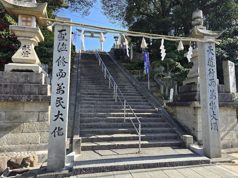 因島大山神社の鳥居と参道石段。鳥居越しに石段が続く