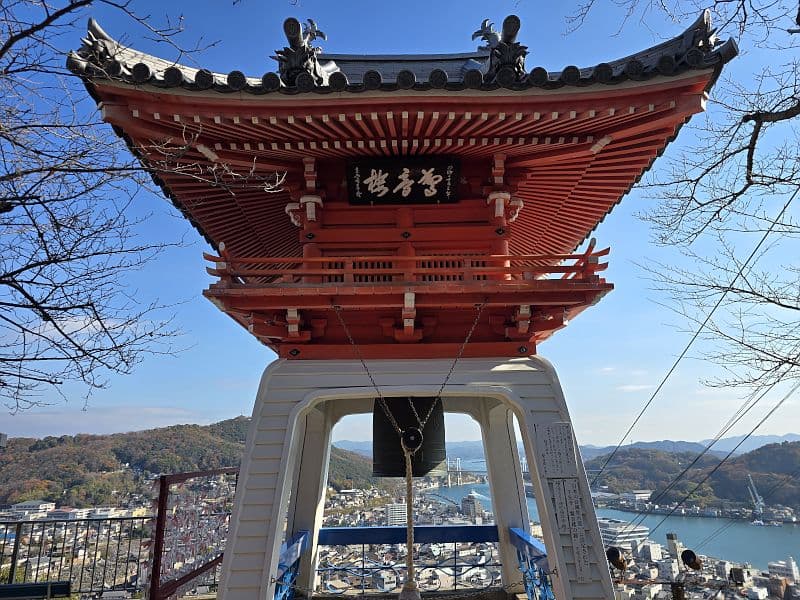 千光寺の梵鐘と尾道市街・尾道水道のパノラマ