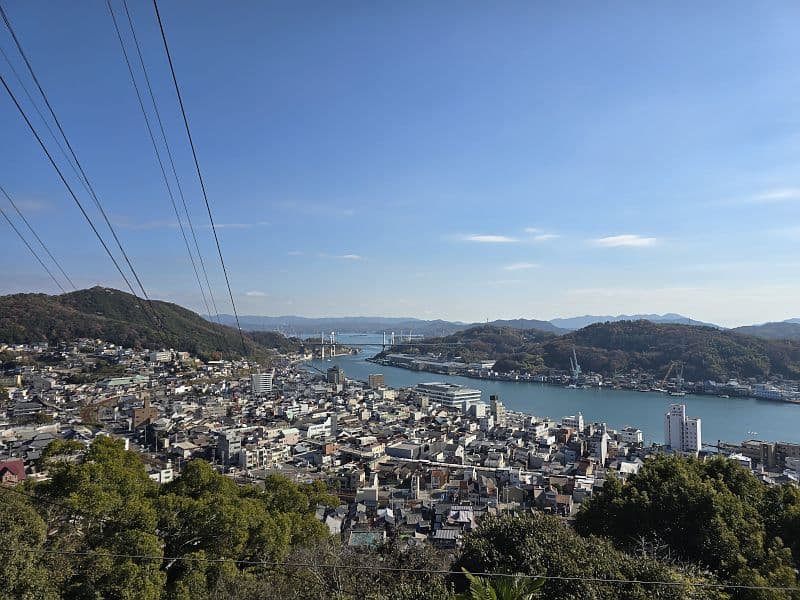 千光寺ロープウェイ山頂付近から見る尾道市街と尾道水道のパノラマ