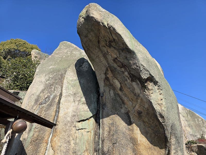 千光寺の夫婦岩。青空を背景に2つの巨岩がそびえ立つ