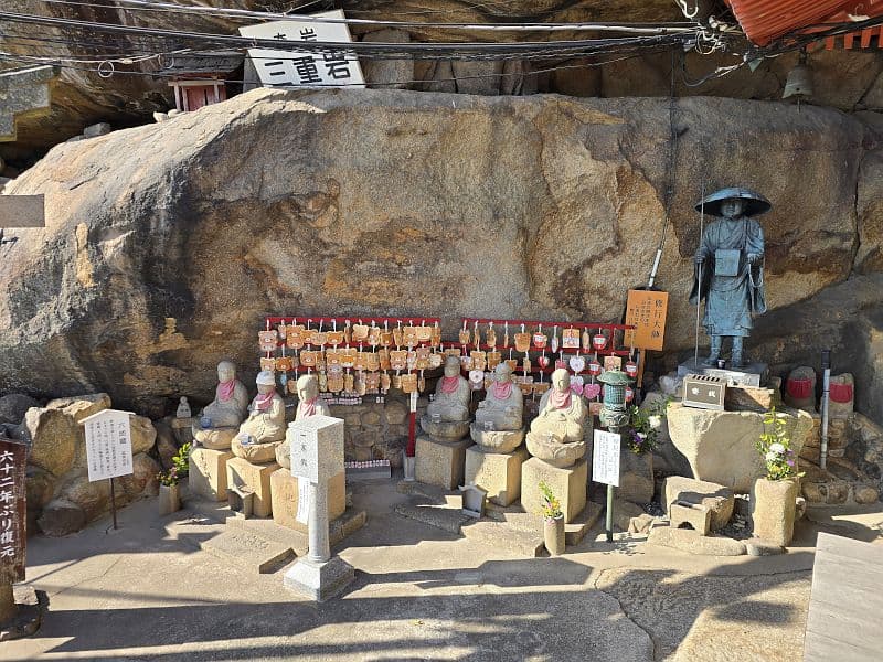 千光寺・光の岩（三重岩）エリアの仏像群と巨岩