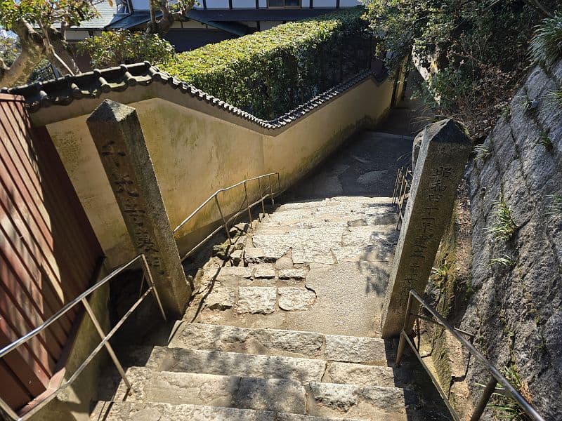 ロープウェイ山頂駅側からの千光寺参道入口。石柱が両脇に立つ石段