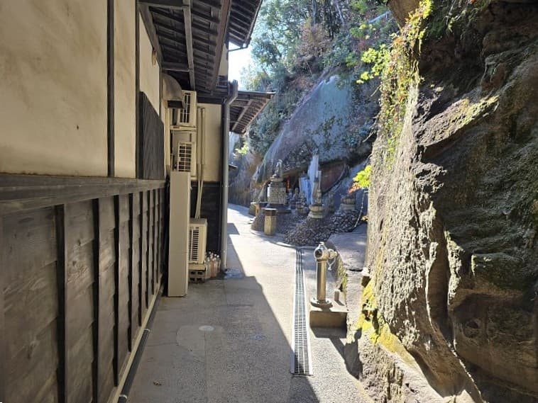 千光寺参道の細い通路。建物と岩壁の間を抜けていく