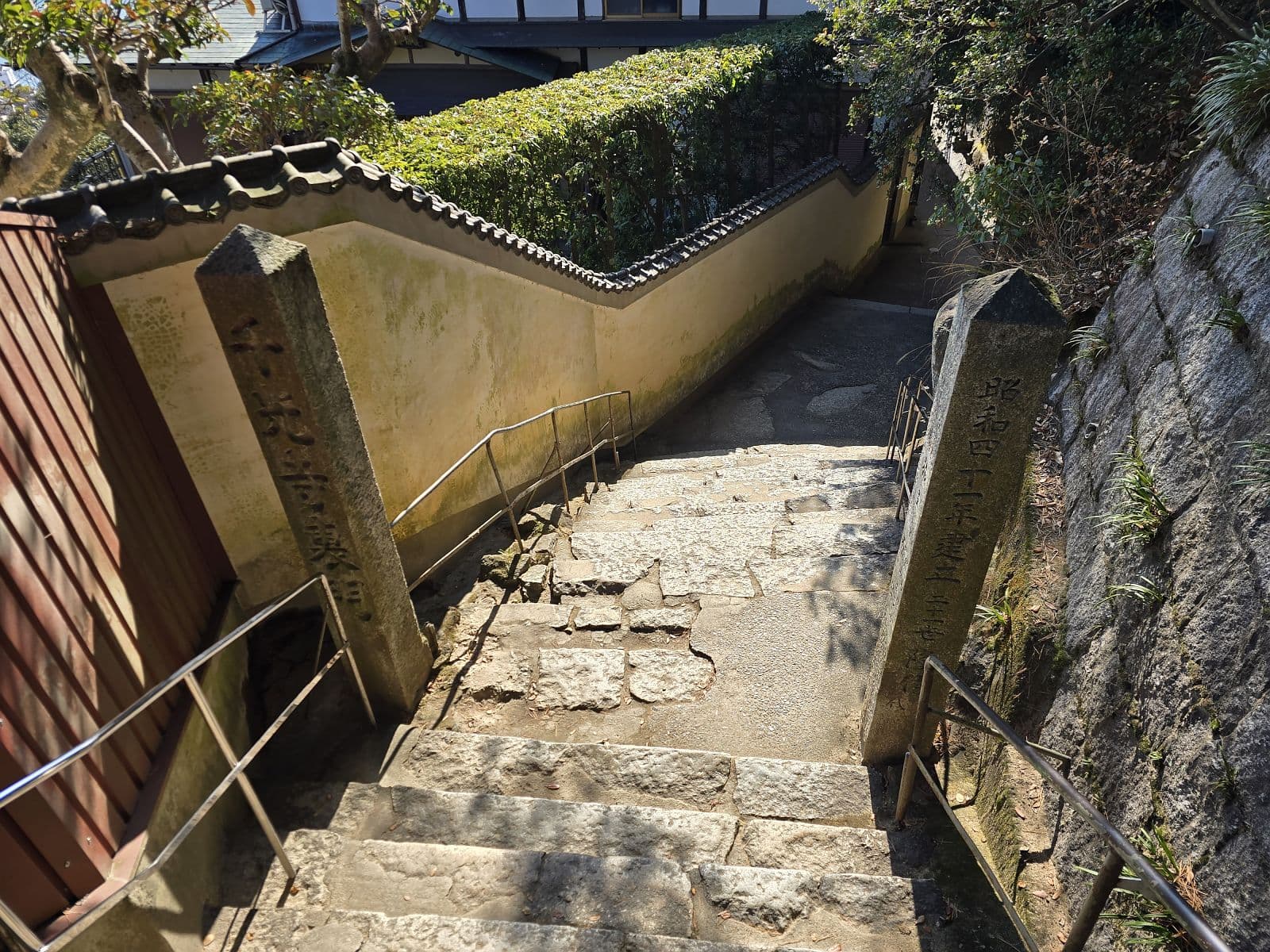 千光寺周辺の階段や石畳（足元注意のイメージ）