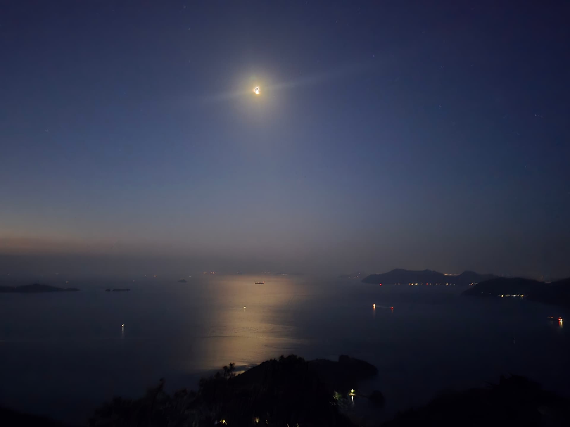 高見山展望台からの夜景（海面に月光が反射する様子）