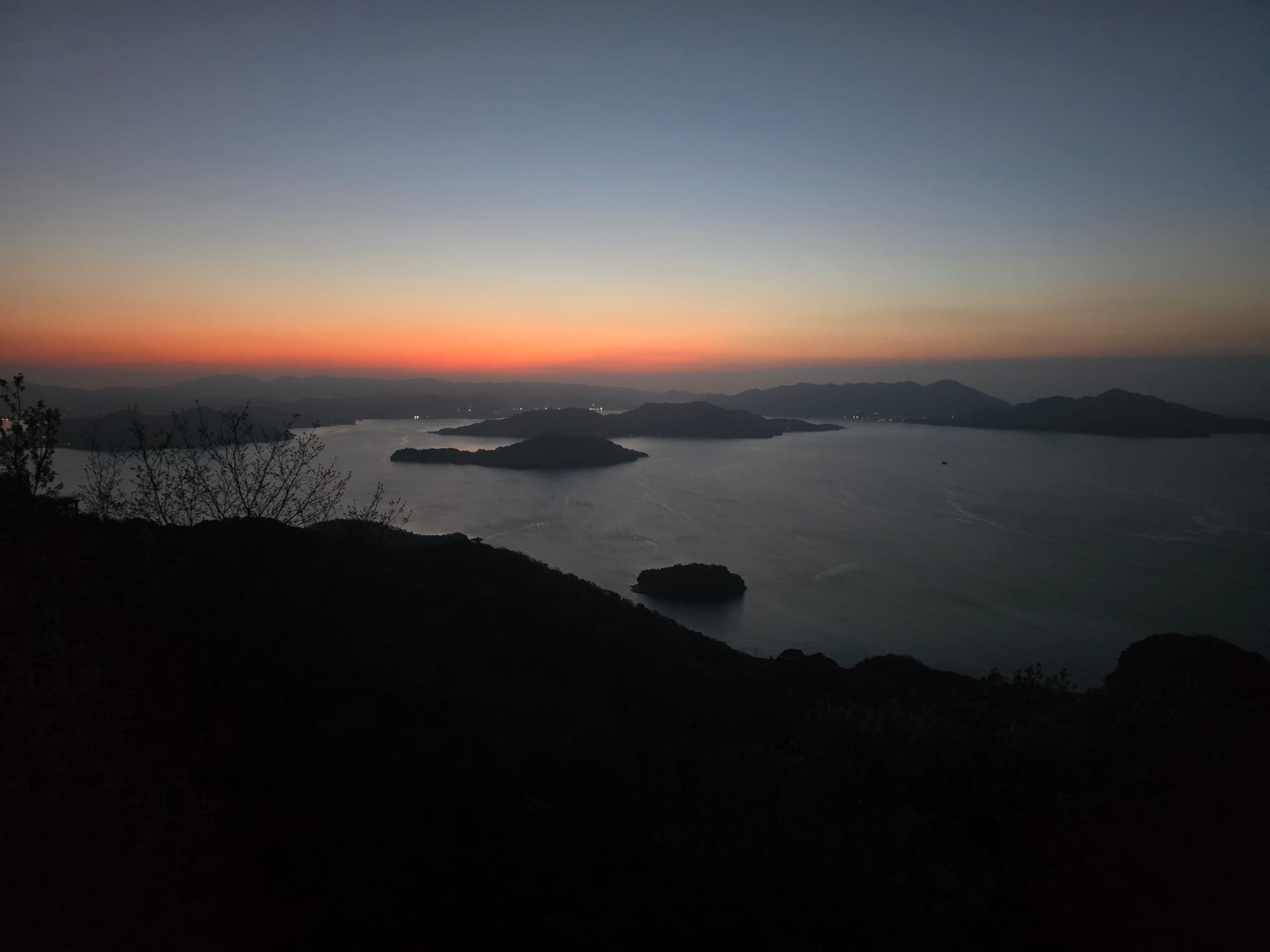 高見山展望台から見る朝焼け（日の出直前・空がオレンジ色に染まり始める）