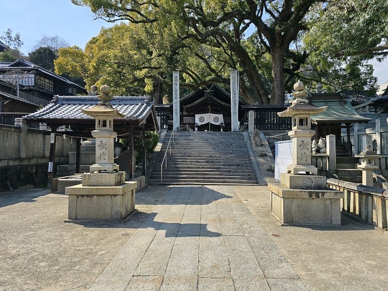 艮神社 門を抜けた先の中庭