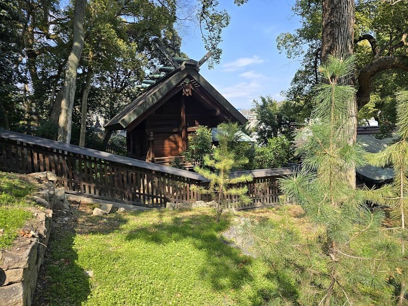 猫の細道方面から見た艮神社の外観