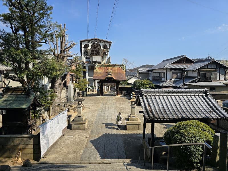 艮神社 中庭からロープウェイ駅を望む
