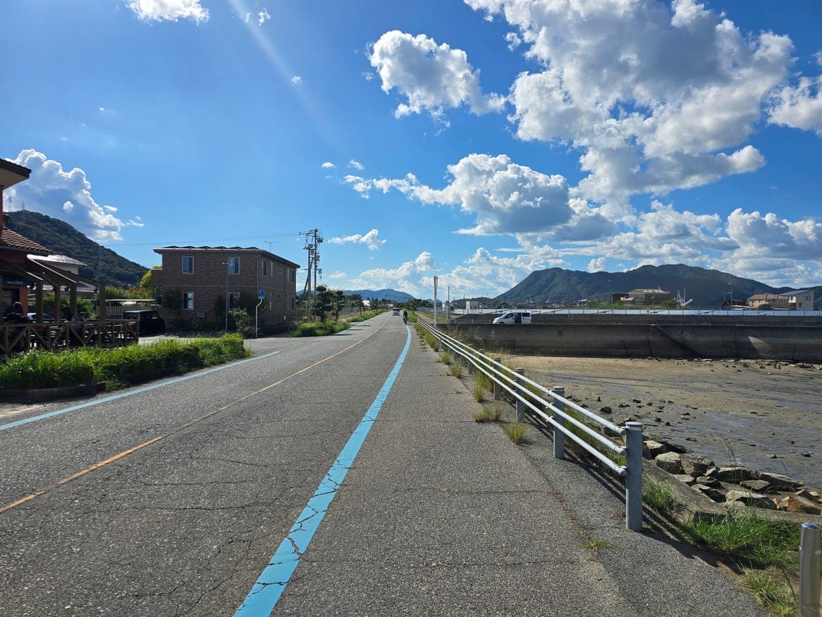 生口島・ドルチェ前から西へ延びる海沿いの道(路肩にブルーライン)