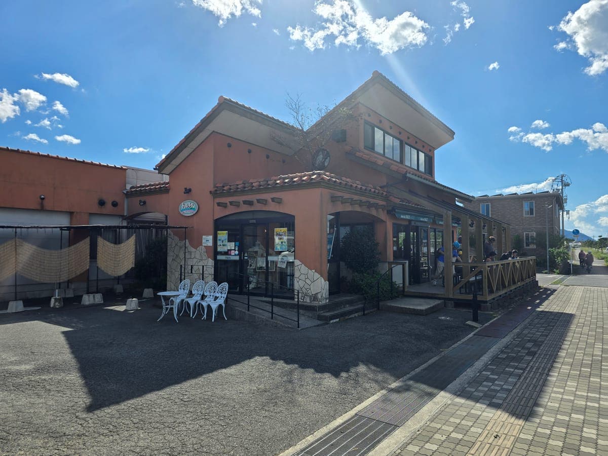 生口島・ドルチェの店舗外観(オレンジ色の壁とウッドデッキのテラス席)