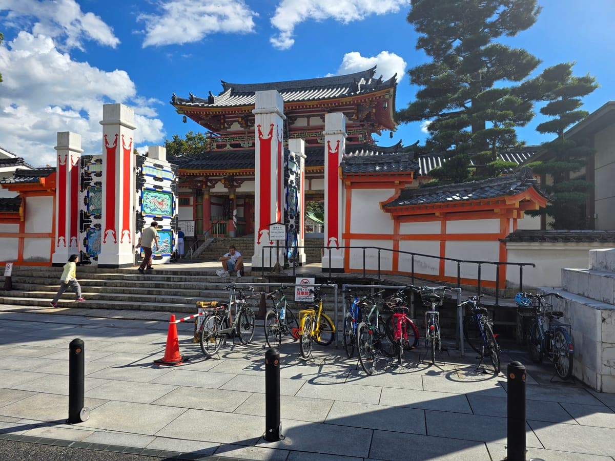 耕三寺の門前の駐輪ハンガー(自転車専用・原付とバイクは駐車禁止)