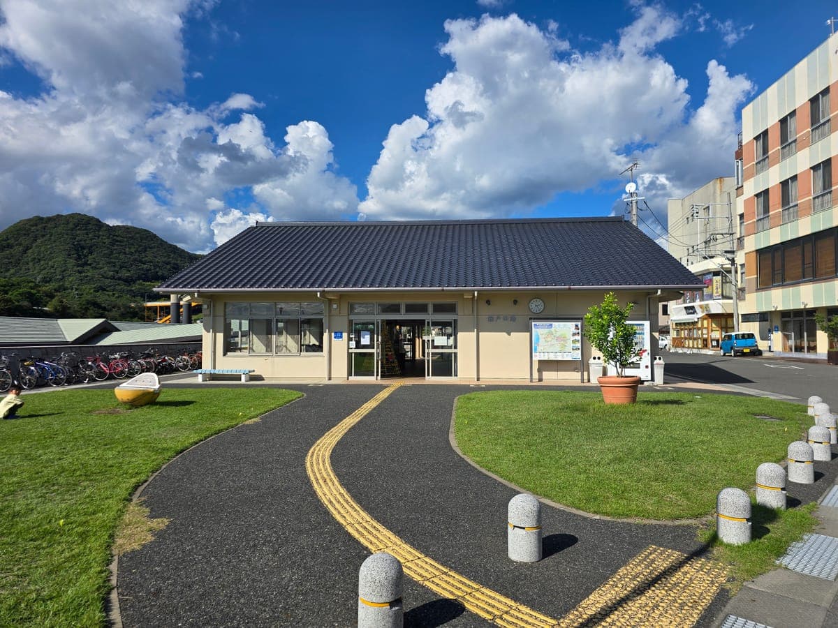瀬戸田港の建物(瓦屋根の平屋・瀬戸田町観光案内地図と自販機)